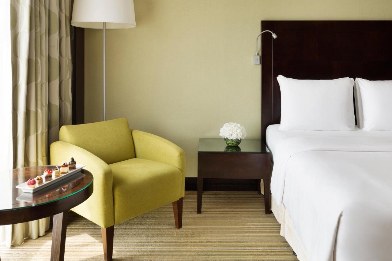Crowne Plaza Jeddah By Ihg Hotell Exteriör bild A room at the hotel