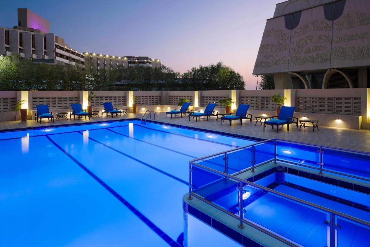 Crowne Plaza Jeddah By Ihg Hotell Exteriör bild The swimming pool at the hotel
