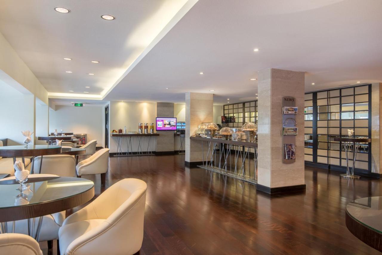 Crowne Plaza Jeddah By Ihg Hotell Exteriör bild The lounge at Paris-Orly Airport