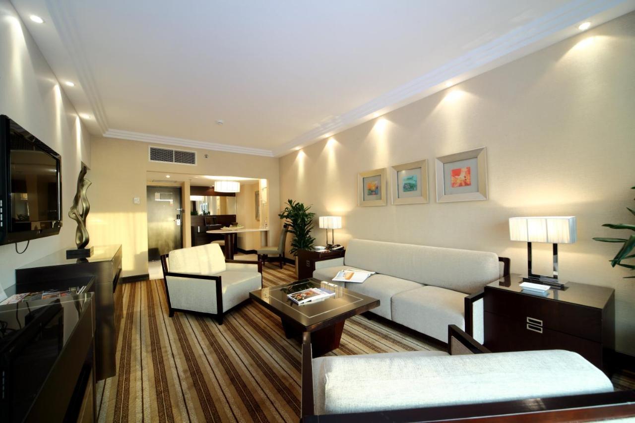 Crowne Plaza Jeddah By Ihg Hotell Exteriör bild A suite at the hotel