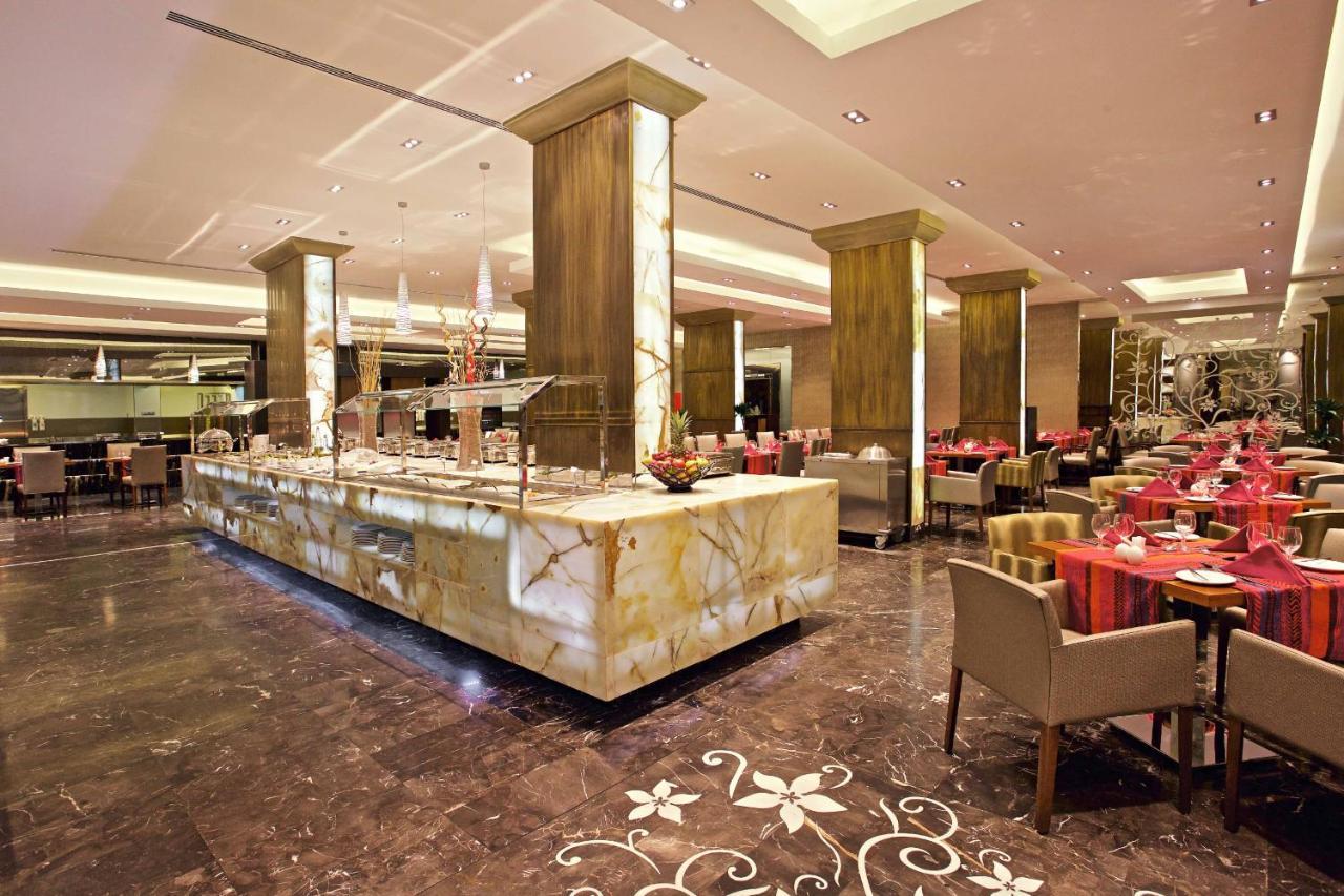 Crowne Plaza Jeddah By Ihg Hotell Exteriör bild The restaurant