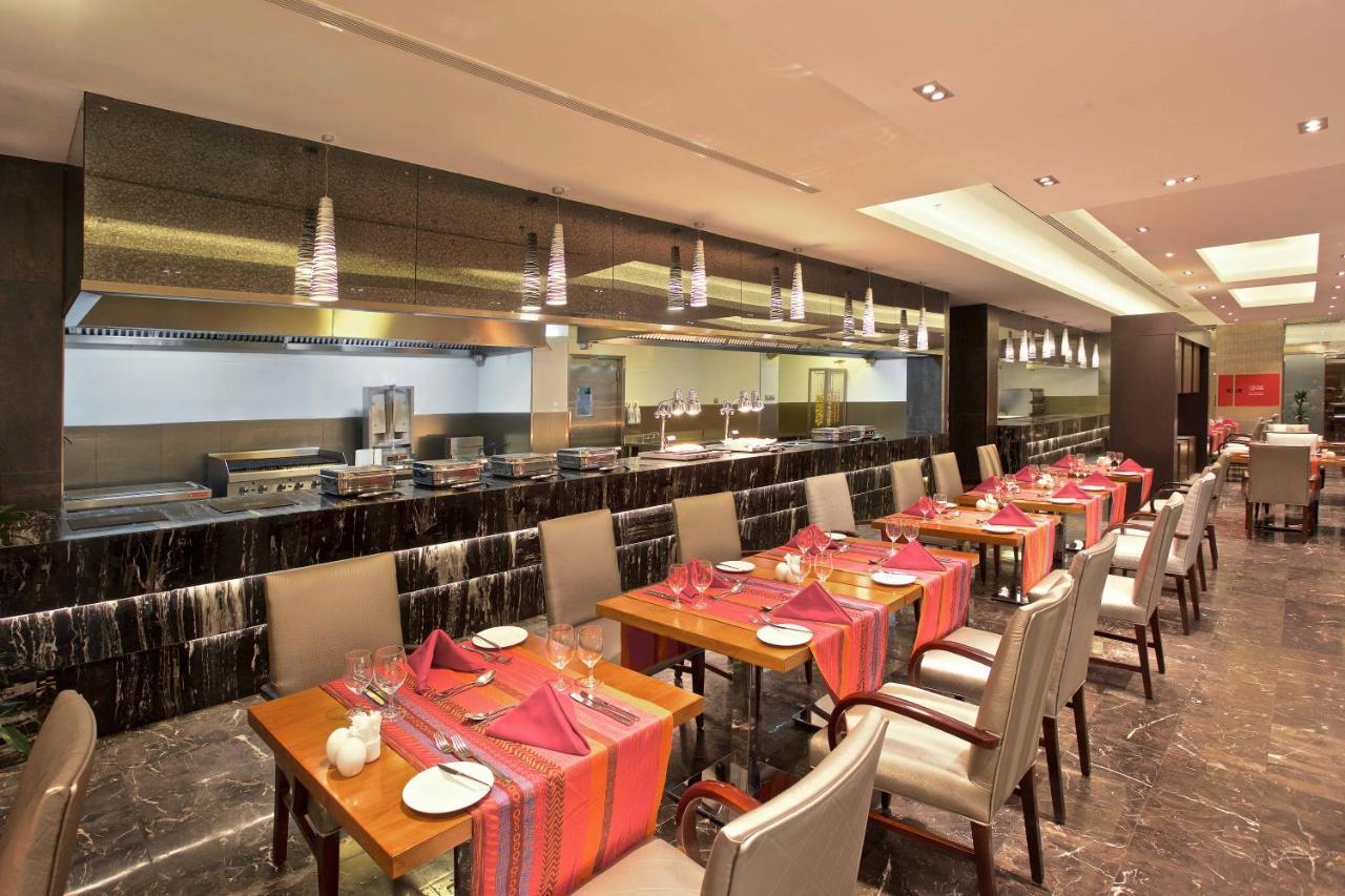 Crowne Plaza Jeddah By Ihg Hotell Exteriör bild The restaurant