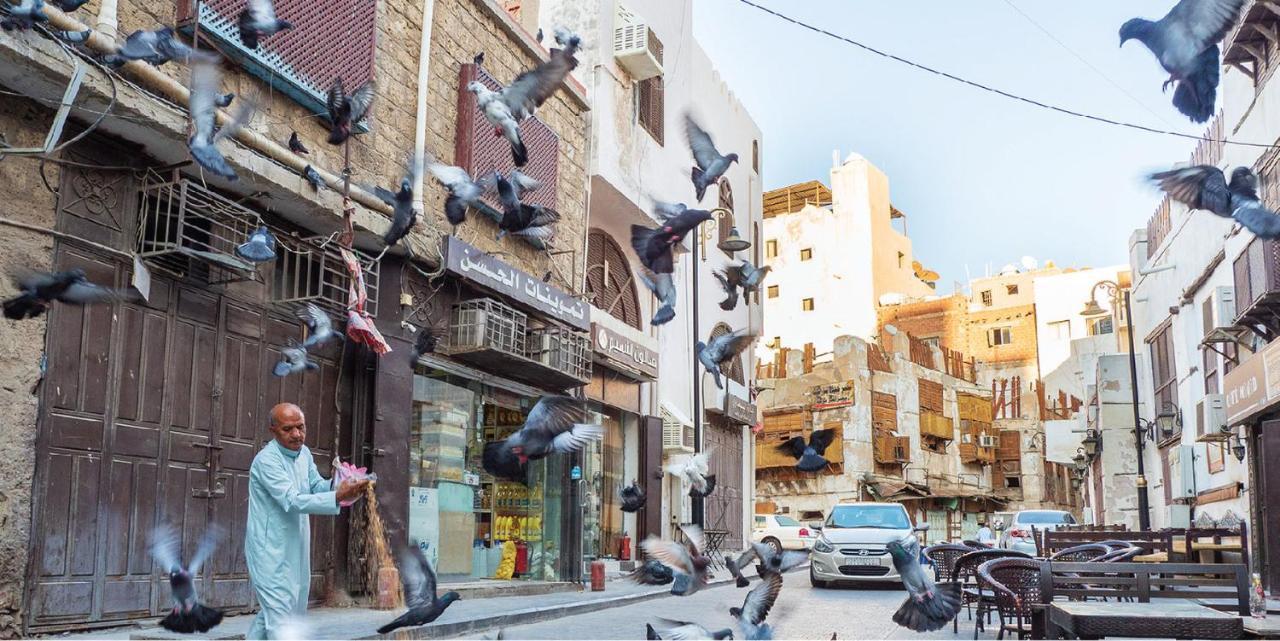 Crowne Plaza Jeddah By Ihg Hotell Exteriör bild The pigeon post in Cairo