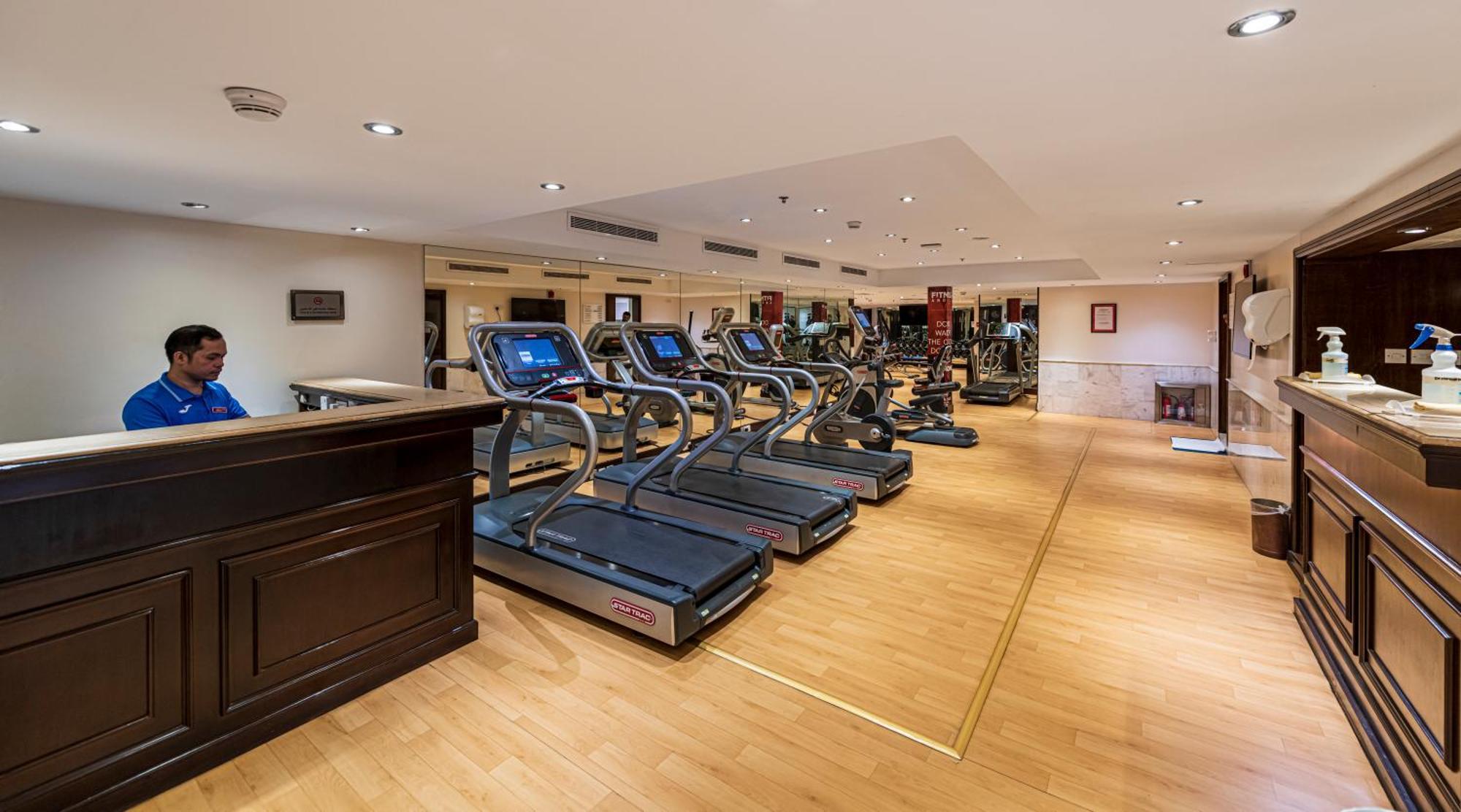 Crowne Plaza Jeddah By Ihg Hotell Exteriör bild The gym at the Taj Bengal