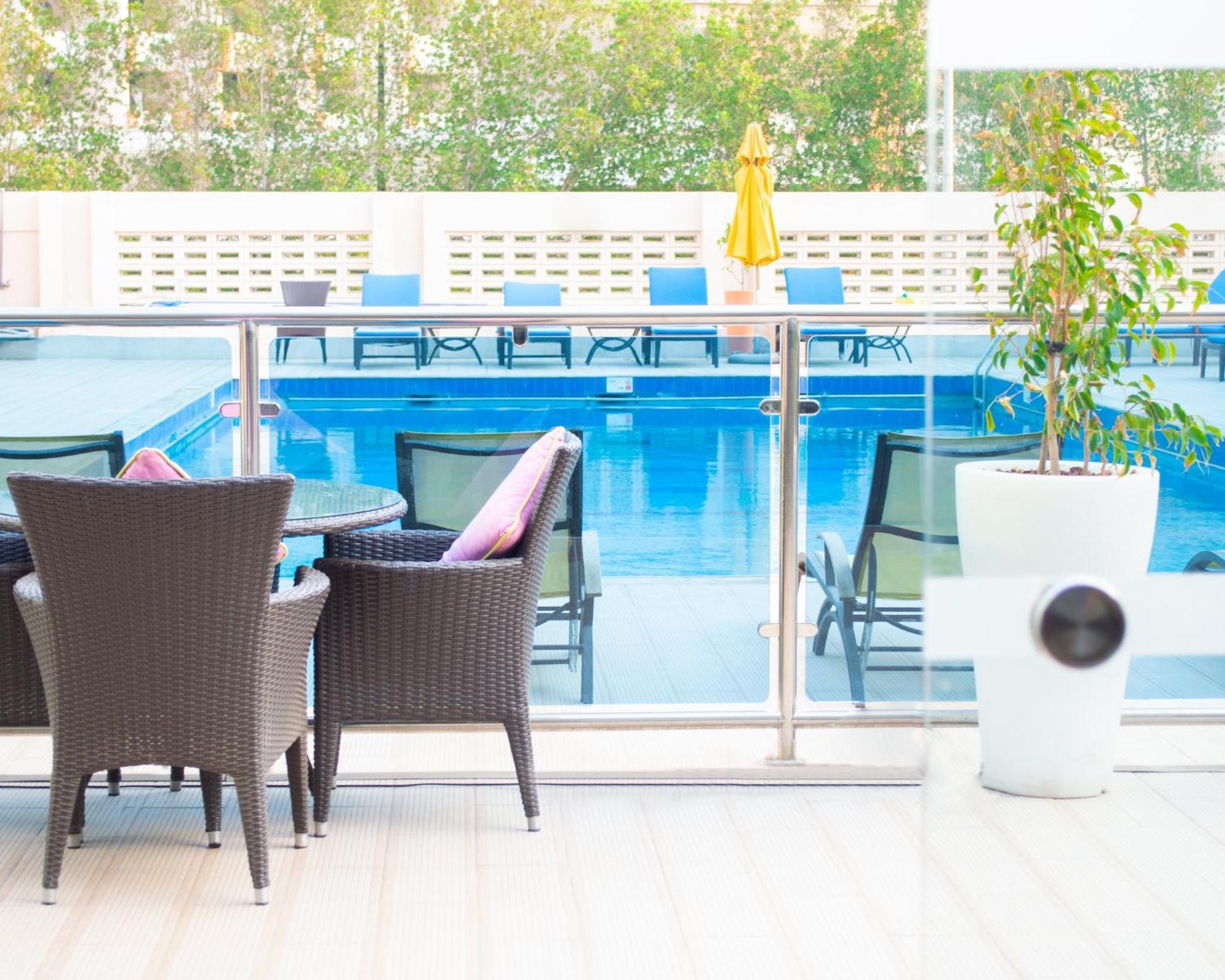 Crowne Plaza Jeddah By Ihg Hotell Exteriör bild The pool at the hotel